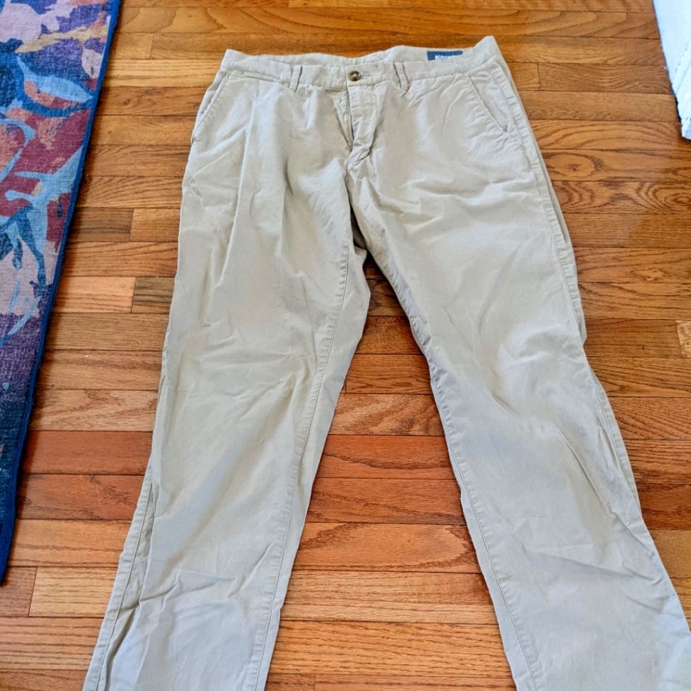 Bonobos Khakis worn but in great condition. Slight markings near the waist band.